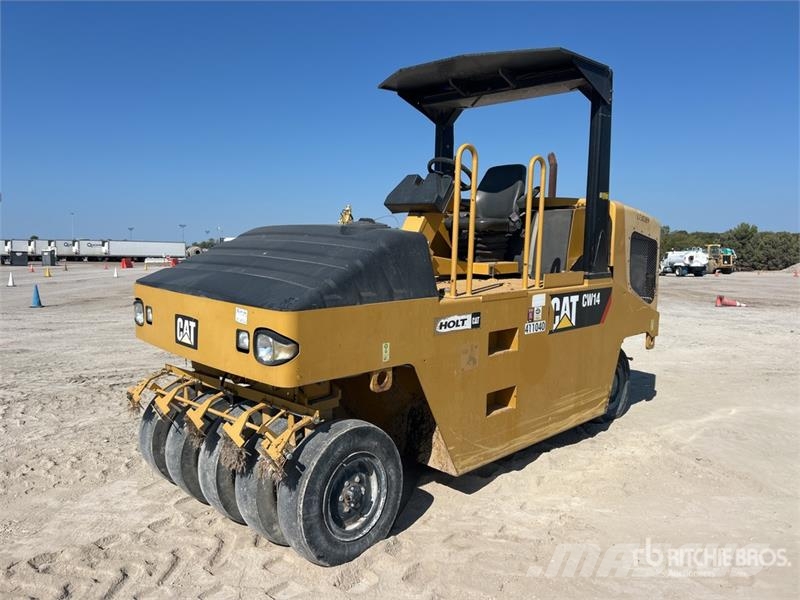 CAT CW14 9 Wheel Pneumatic Roller Pneumatikové valce