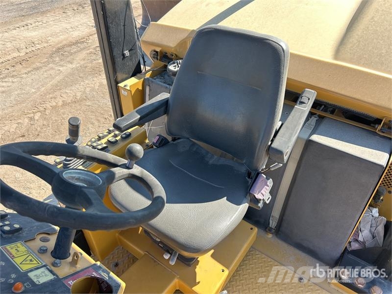 CAT CW14 9 Wheel Pneumatic Roller Pneumatikové valce