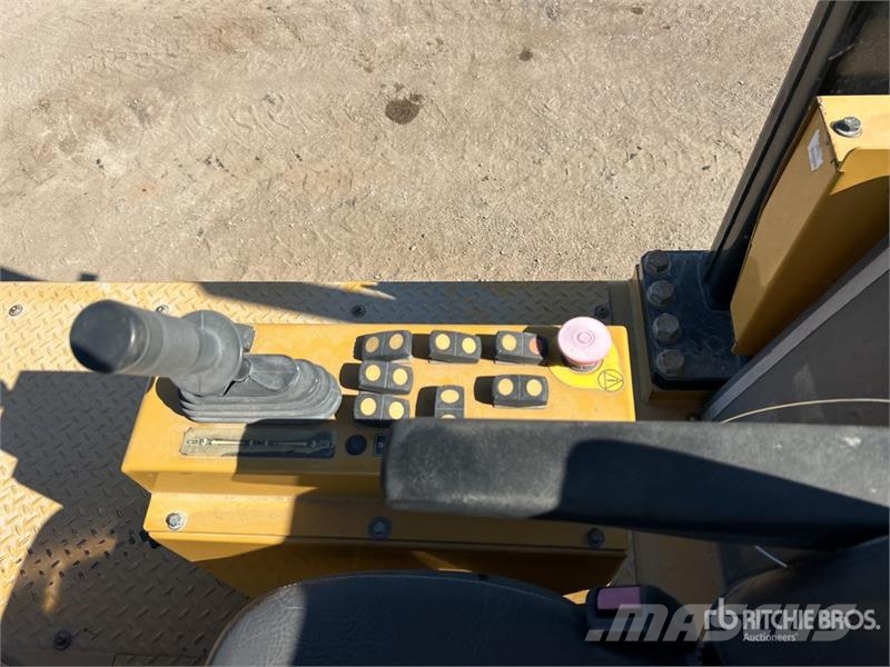 CAT CW14 9 Wheel Pneumatic Roller Pneumatikové valce