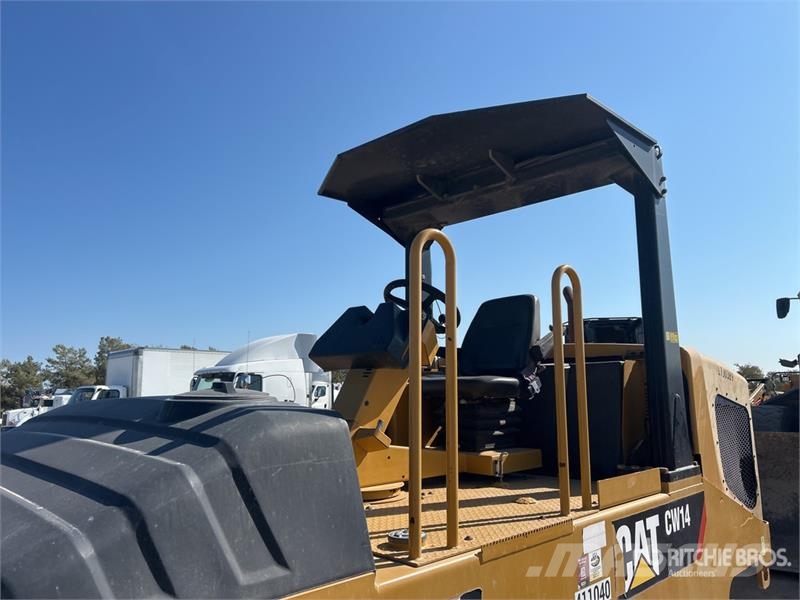 CAT CW14 9 Wheel Pneumatic Roller Pneumatikové valce