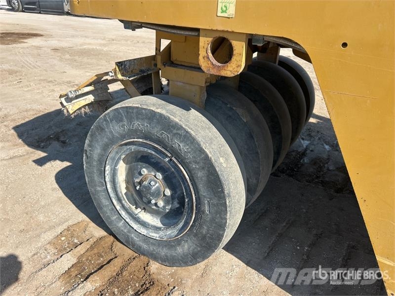 CAT CW14 9 Wheel Pneumatic Roller Pneumatikové valce