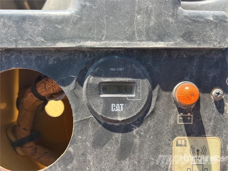 CAT CW14 9 Wheel Pneumatic Roller Pneumatikové valce