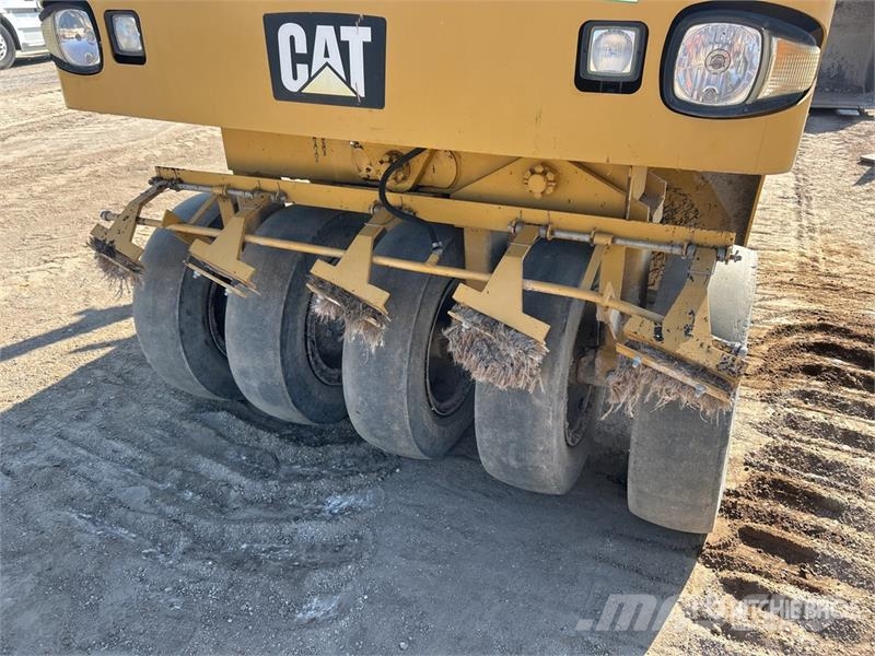 CAT CW14 9 Wheel Pneumatic Roller Pneumatikové valce