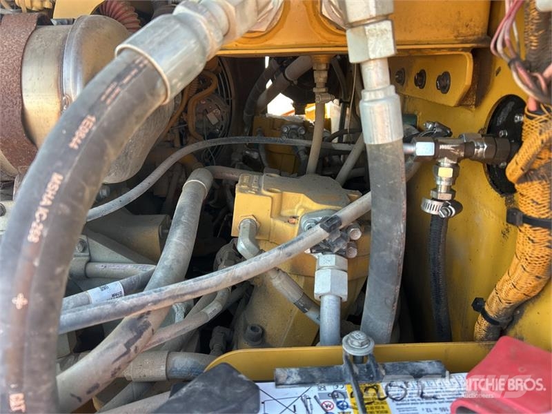 CAT CW14 9 Wheel Pneumatic Roller Pneumatikové valce