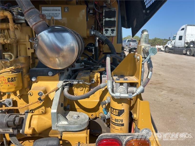 CAT CW14 9 Wheel Pneumatic Roller Pneumatikové valce