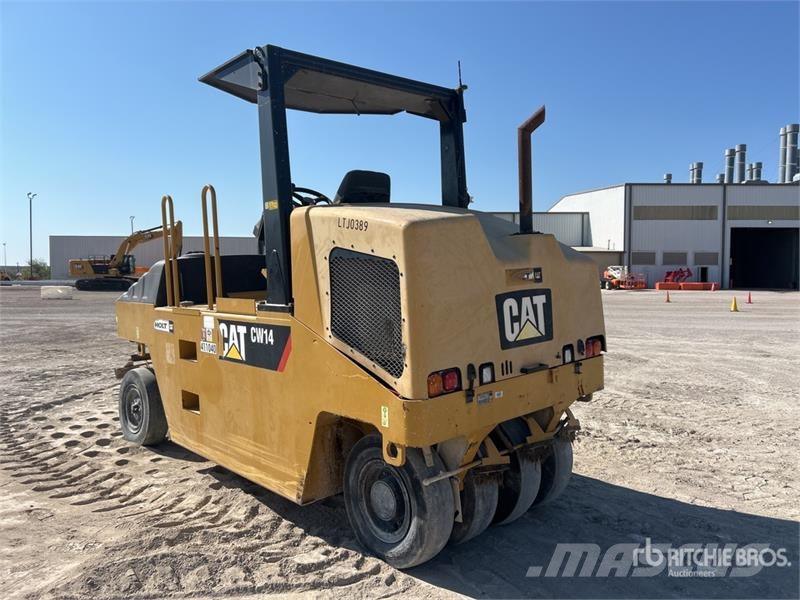 CAT CW14 9 Wheel Pneumatic Roller Pneumatikové valce