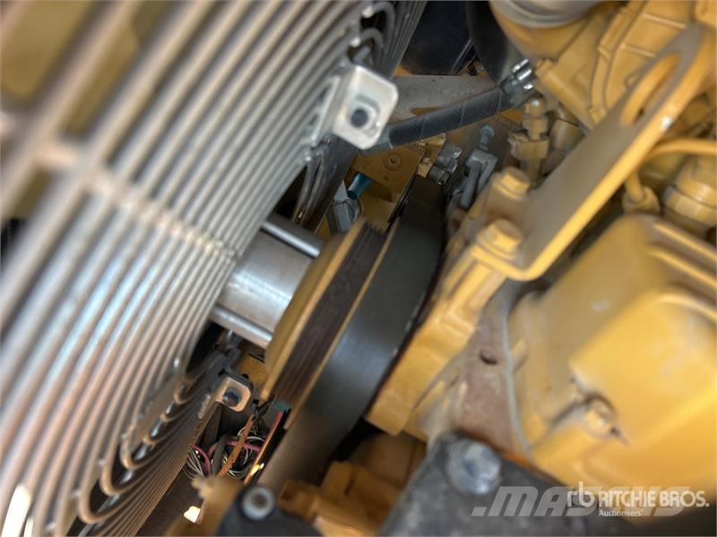 CAT CW14 9 Wheel Pneumatic Roller Pneumatikové valce