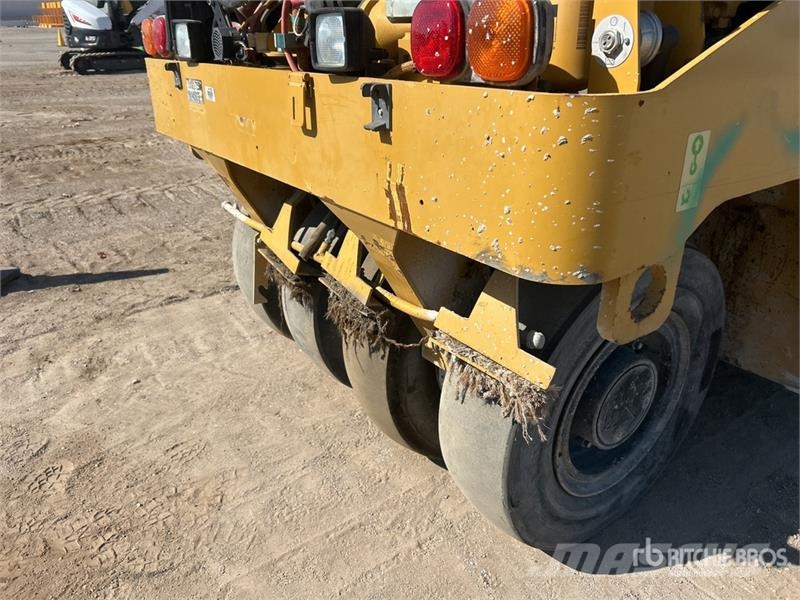 CAT CW14 9 Wheel Pneumatic Roller Pneumatikové valce