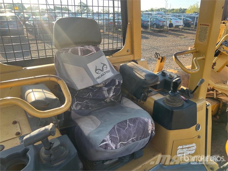 CAT D3G XL Buldožeri gusjeničari