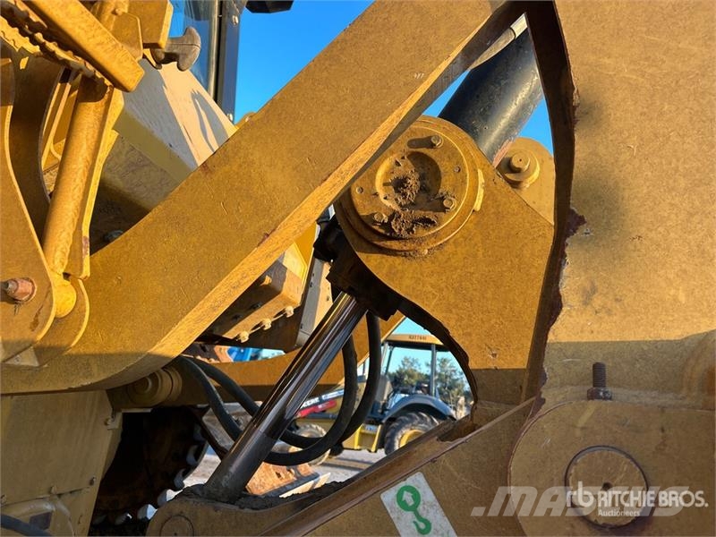 CAT D6 履帶推土機