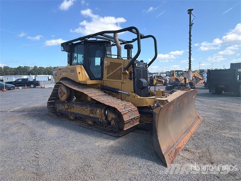 CAT D6 Buldožeri guseničari