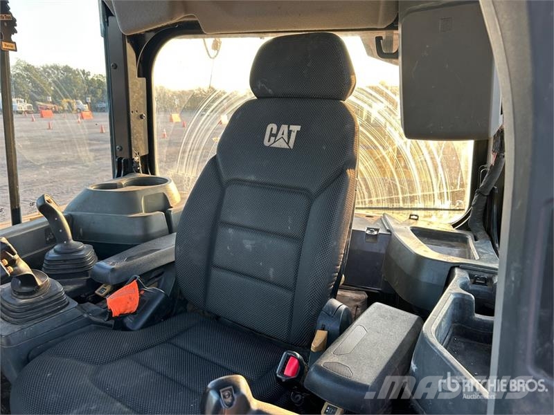 CAT D6 履帶推土機