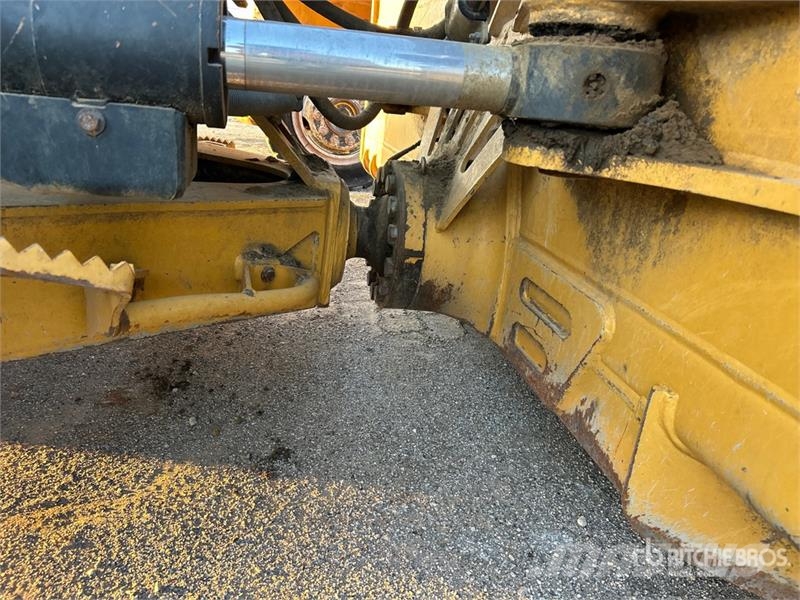 CAT D6 履帶推土機