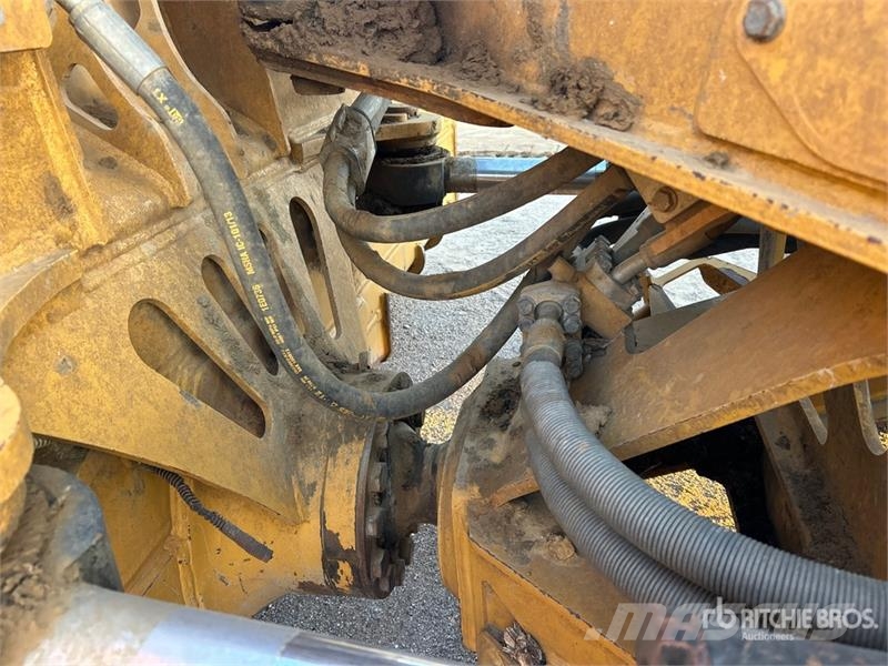 CAT D6 履帶推土機