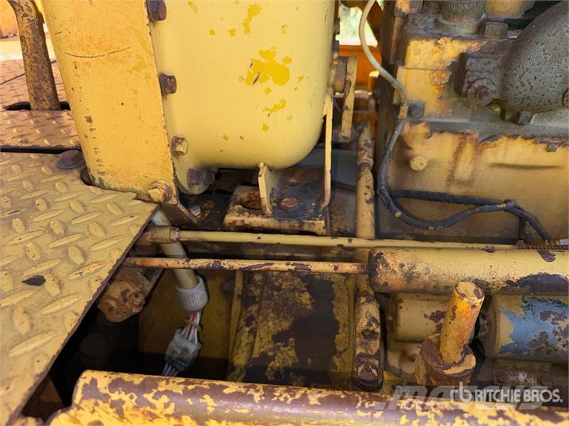 CAT D6 Crawler Dozer Pásové dozery