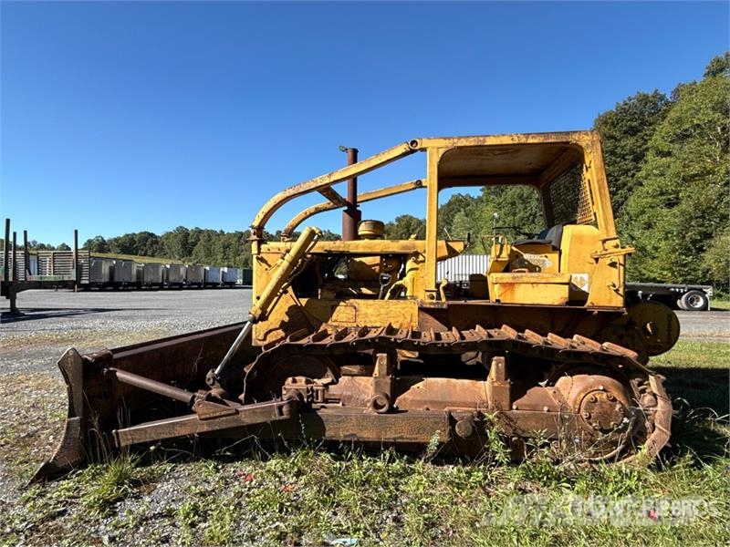 CAT D6 Crawler Dozer Pásové dozery