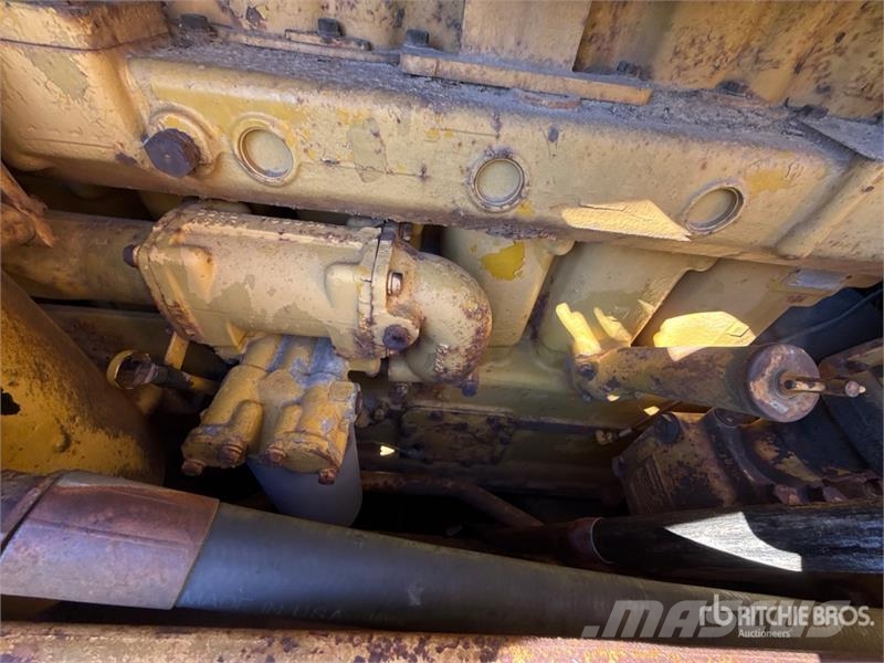 CAT D6 Crawler Dozer Pásové dozery