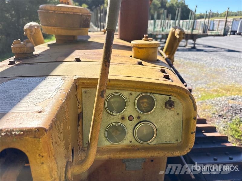 CAT D6 Crawler Dozer Pásové dozery