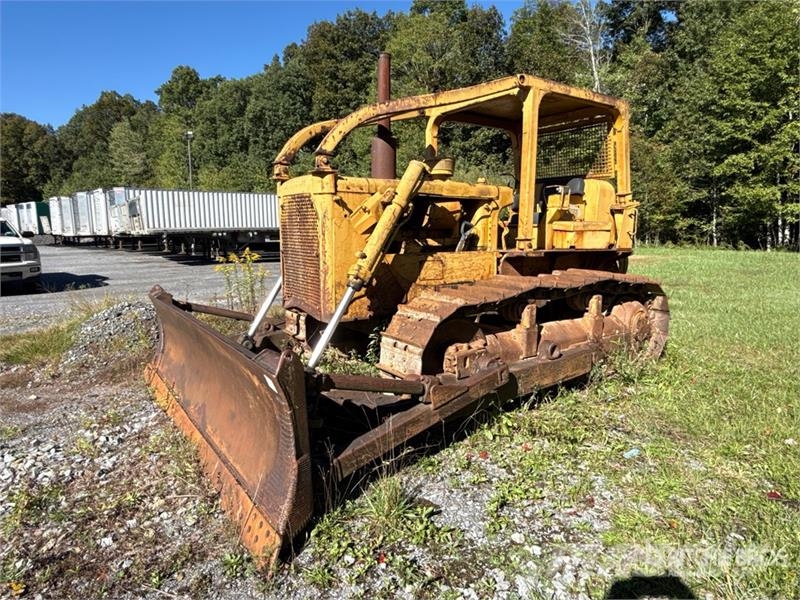 CAT D6 Crawler Dozer Pásové dozery