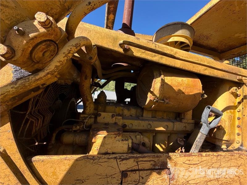 CAT D6 Crawler Dozer Pásové dozery