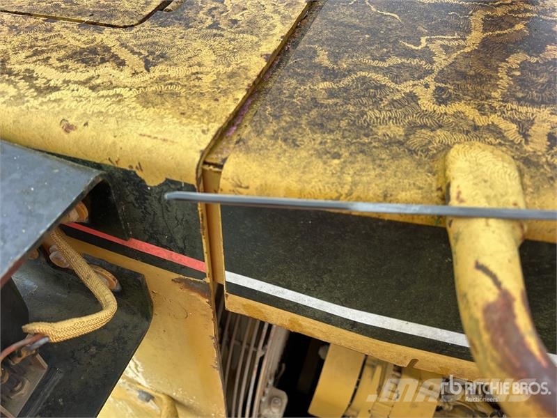 CAT D6M XL Crawler Dozer Гусеничні бульдозери