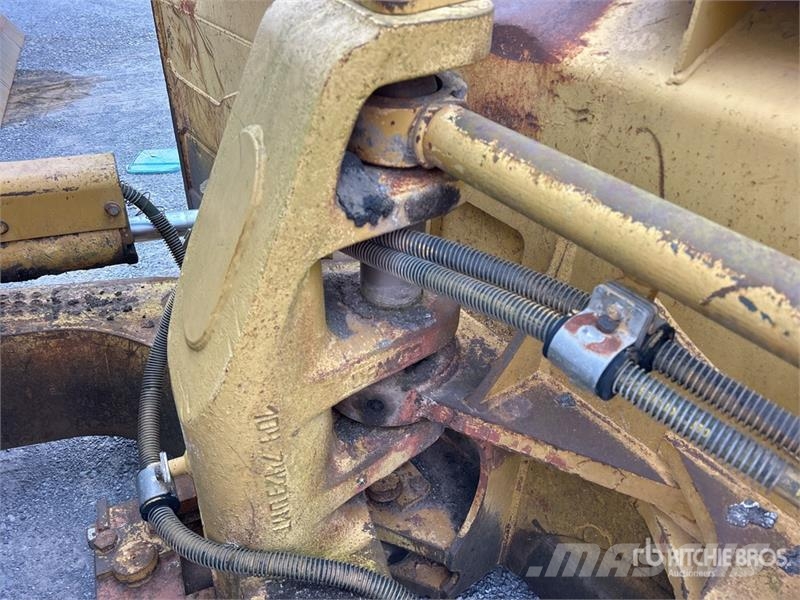 CAT D6M XL Crawler Dozer Гусеничні бульдозери