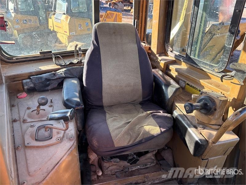 CAT D8N بلدوزرات مجنزرة