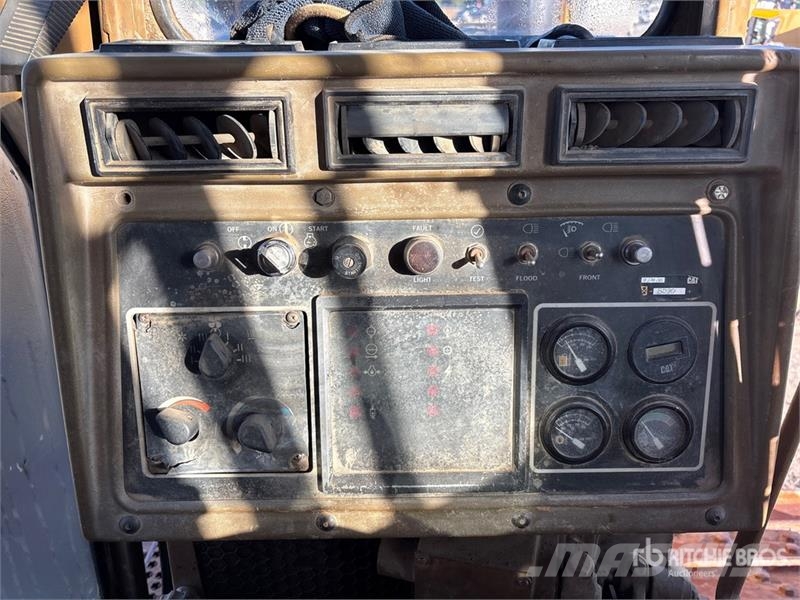 CAT D8N بلدوزرات مجنزرة