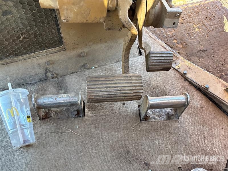 CAT D8N بلدوزرات مجنزرة