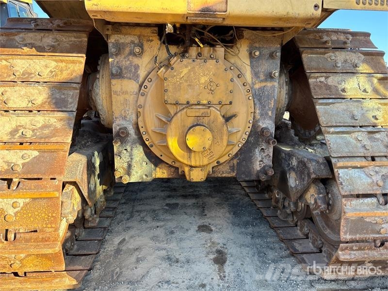 CAT D8N بلدوزرات مجنزرة