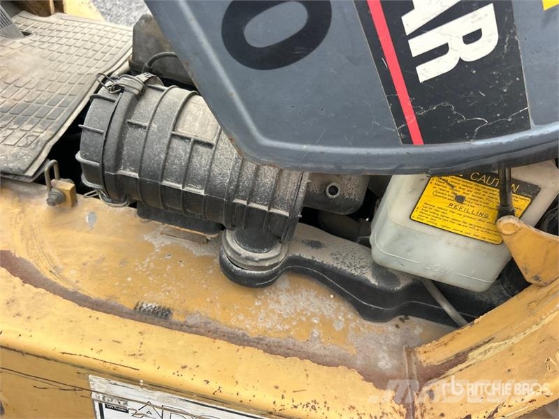 CAT GP25LP 5000 lb Pneumatic Tire Forklift Targoncák-Egyéb