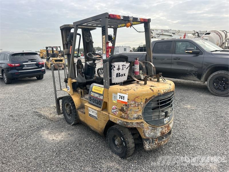CAT GP25LP 5000 lb Pneumatic Tire Forklift Targoncák-Egyéb