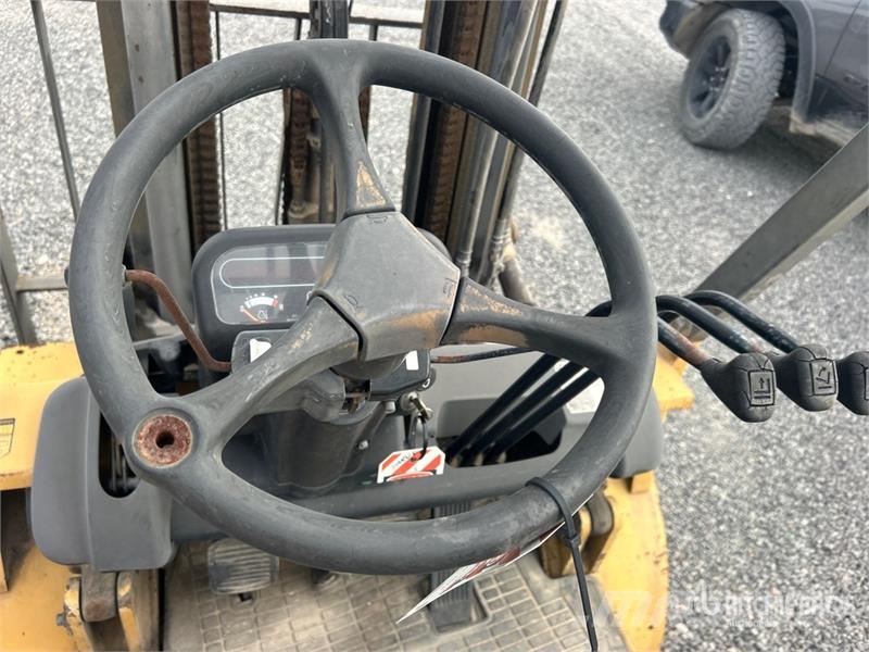 CAT GP25LP 5000 lb Pneumatic Tire Forklift Targoncák-Egyéb