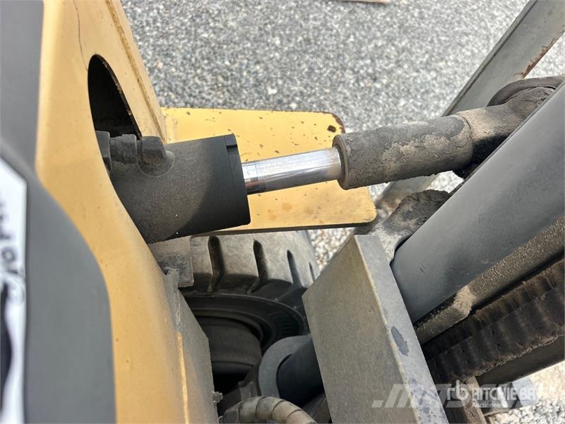 CAT GP25LP 5000 lb Pneumatic Tire Forklift Targoncák-Egyéb