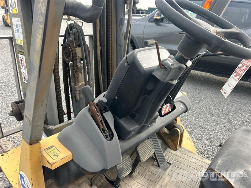 CAT GP25LP 5000 lb Pneumatic Tire Forklift Targoncák-Egyéb