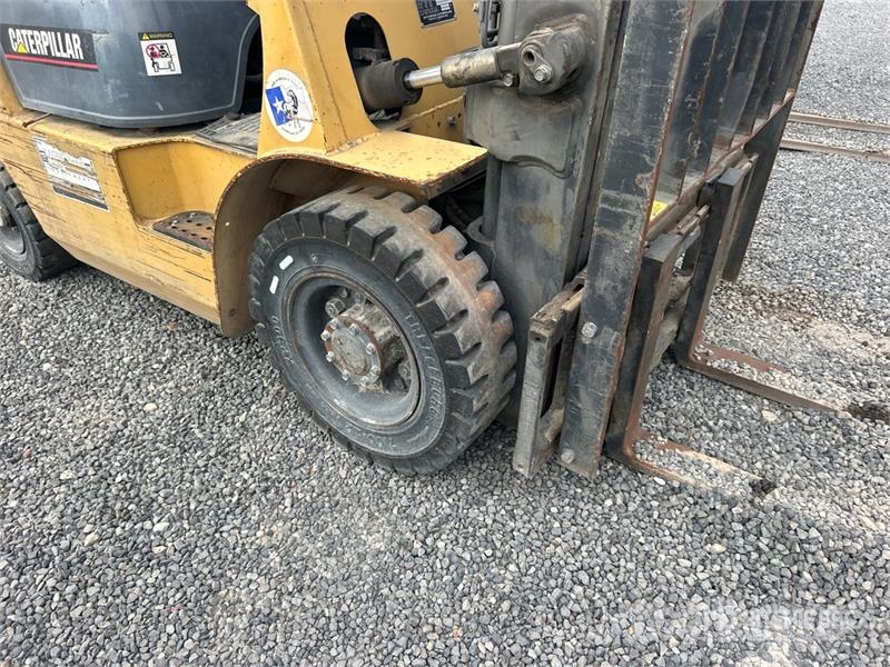 CAT GP25LP 5000 lb Pneumatic Tire Forklift Targoncák-Egyéb