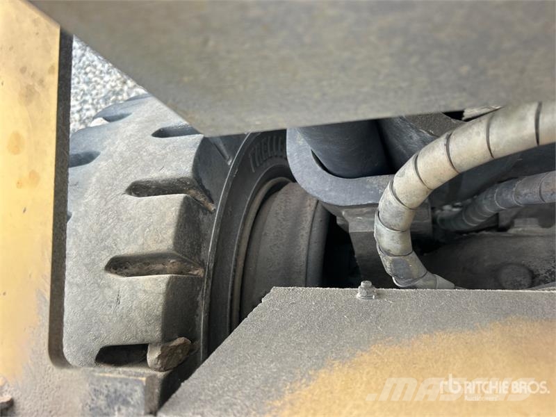CAT GP25LP 5000 lb Pneumatic Tire Forklift Targoncák-Egyéb