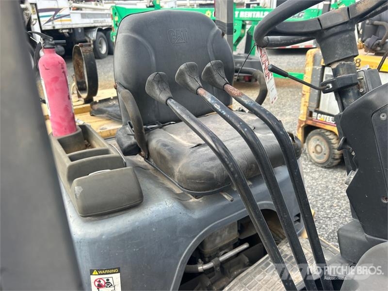 CAT GP25LP 5000 lb Pneumatic Tire Forklift Targoncák-Egyéb