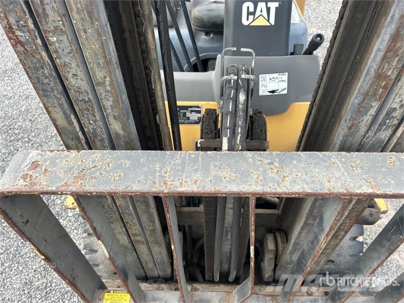 CAT GP25LP 5000 lb Pneumatic Tire Forklift Targoncák-Egyéb