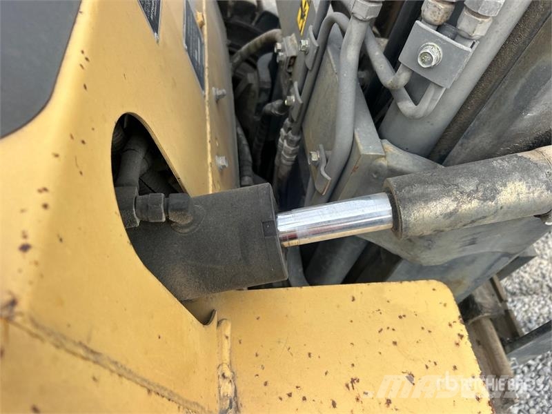 CAT GP25LP 5000 lb Pneumatic Tire Forklift Targoncák-Egyéb