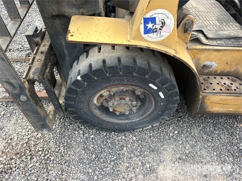 CAT GP25LP 5000 lb Pneumatic Tire Forklift Targoncák-Egyéb