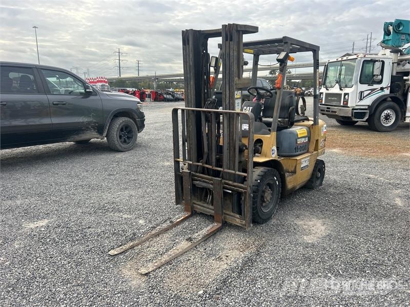 CAT GP25LP 5000 lb Pneumatic Tire Forklift Targoncák-Egyéb