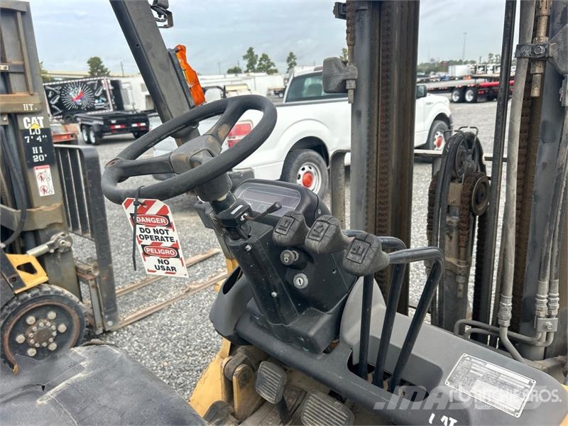 CAT GP25LP 5000 lb Pneumatic Tire Forklift Targoncák-Egyéb