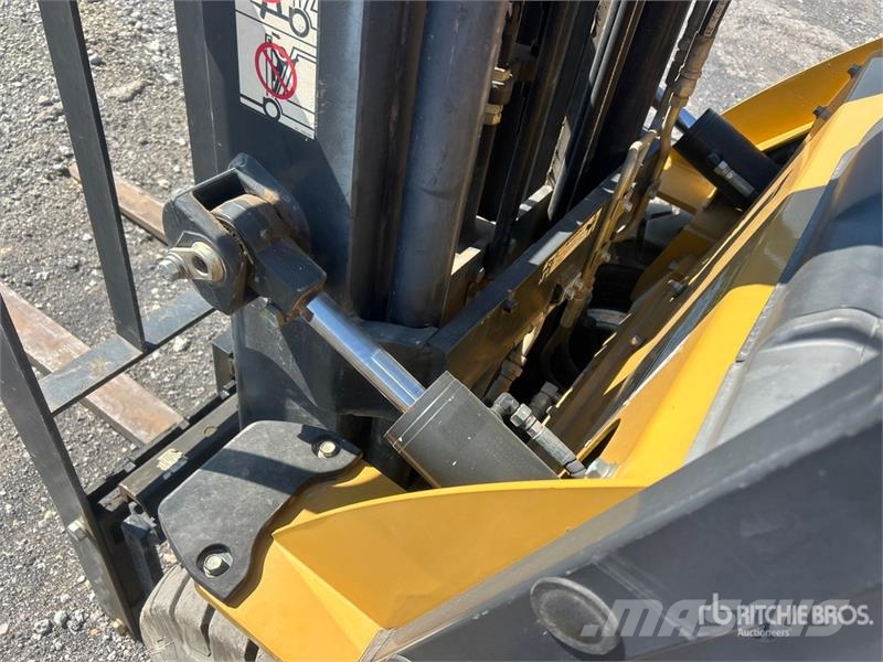 CAT GP25N5 3950 lb Pneumatic Tire Forklift Viličarji - drugo