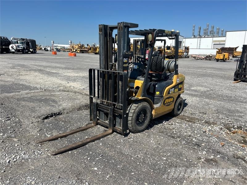 CAT GP25N5 3950 lb Pneumatic Tire Forklift Viličarji - drugo