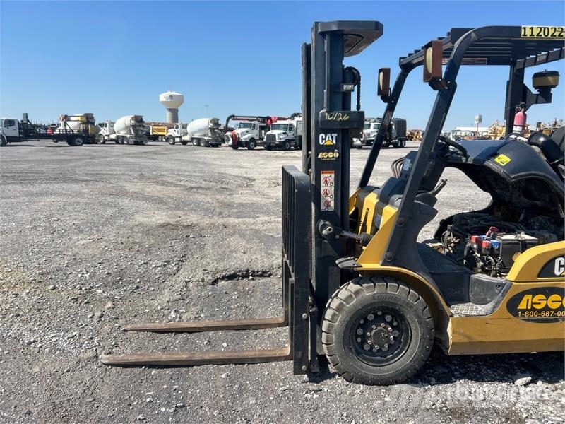 CAT GP25N5 3950 lb Pneumatic Tire Forklift Viličarji - drugo