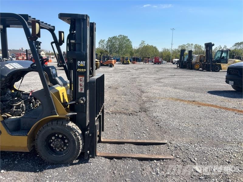 CAT GP25N5 3950 lb Pneumatic Tire Forklift Viličarji - drugo