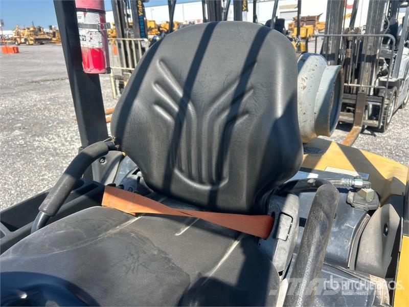 CAT GP25N5 3950 lb Pneumatic Tire Forklift Viličarji - drugo