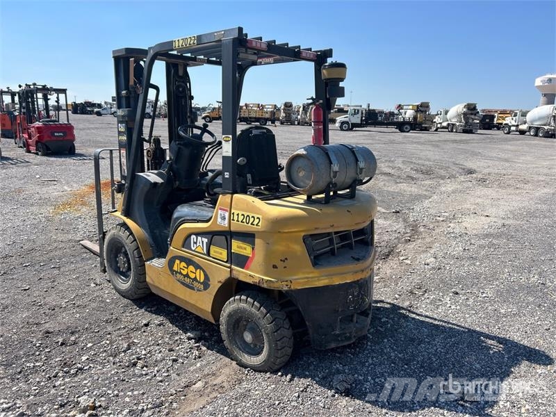 CAT GP25N5 3950 lb Pneumatic Tire Forklift Viličarji - drugo