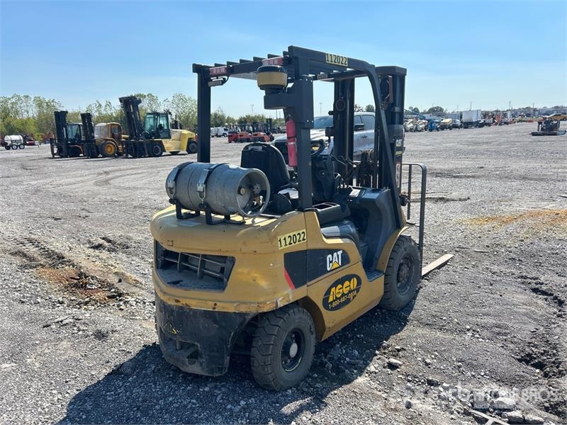 CAT GP25N5 3950 lb Pneumatic Tire Forklift Viličarji - drugo